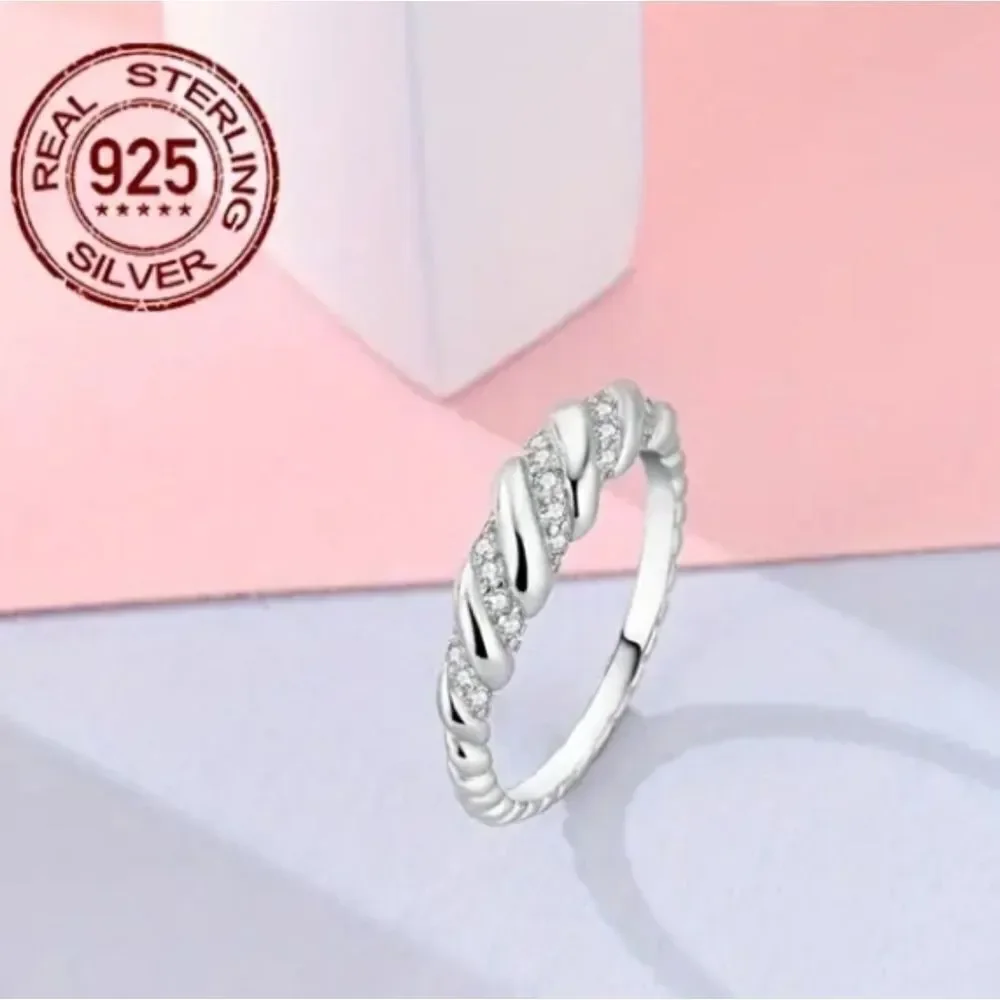 Elegant 925 sterling silver Twisted cubic zirconia ring sz 7